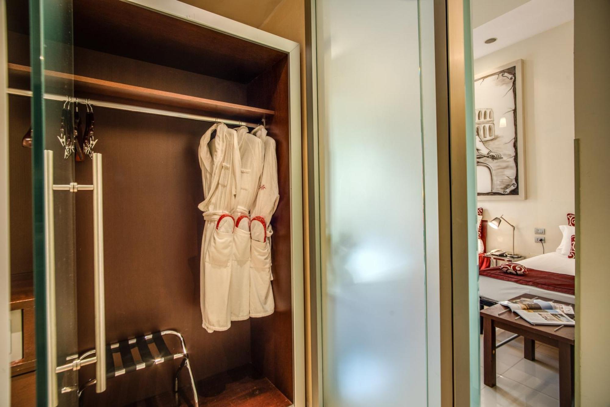 La Griffe Hotel Roma Exteriér fotografie A bathrobe hanging in a closet